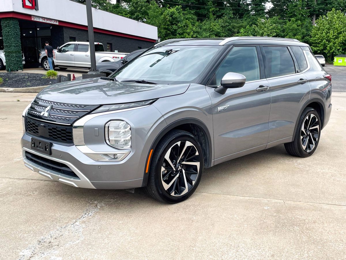 2023 Mitsubishi Outlander Plug-in Hybrid SEL S-AWC's photo