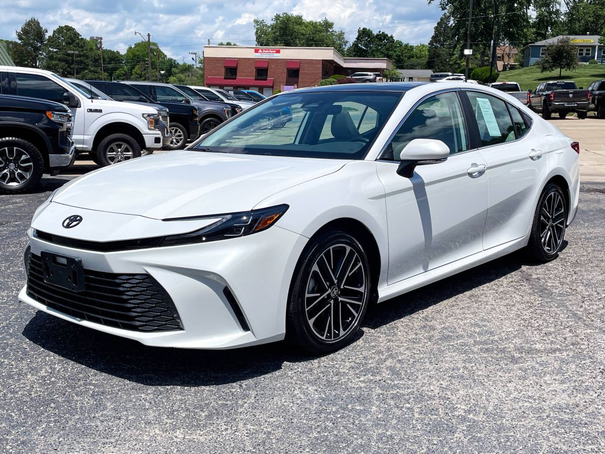 2025 Toyota Camry XLE Hybrid's photo