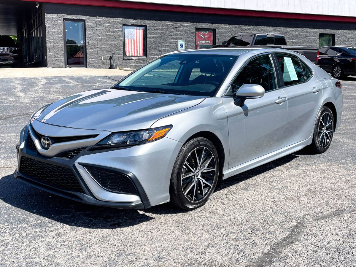 2023 Toyota Camry SE's photo