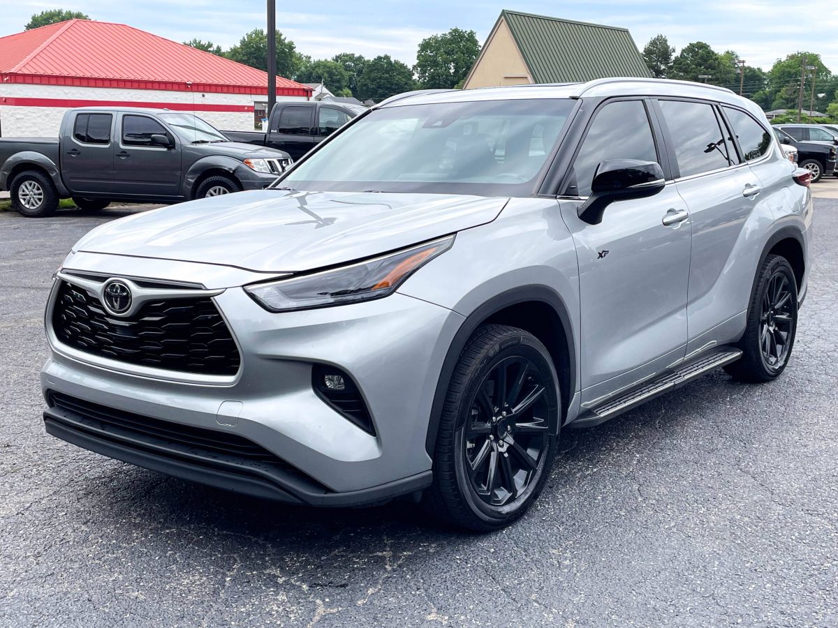 2024 Toyota Highlander XLE FWD's photo