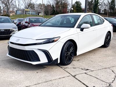 2025 Toyota Camry SE's photo