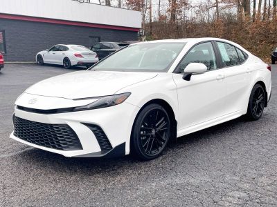 2025 Toyota Camry SE's photo